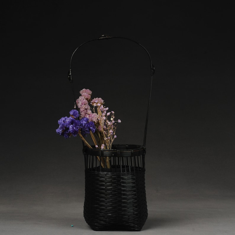 Giỏ hoa tre đan Hanaire 33 x 15 x 11 cm – đen, kèm ống lót